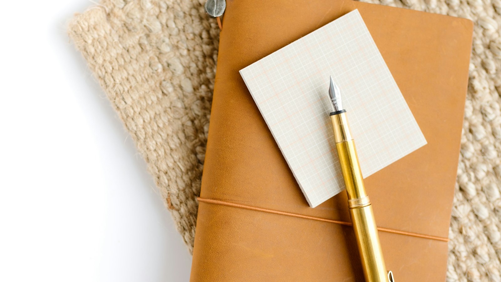 Carnet de cuir et stylo plume : le règlement intérieur et les sanctions dans une entreprise de sécurité