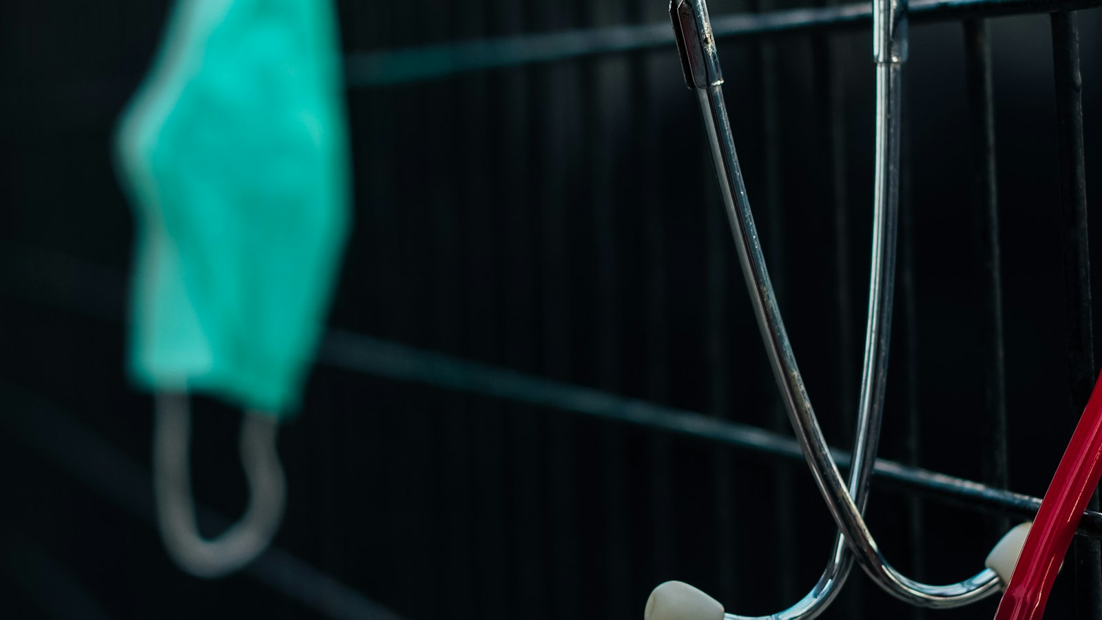 Stéthoscope accroché à un grillage : le suivi médical des agents de sécurité