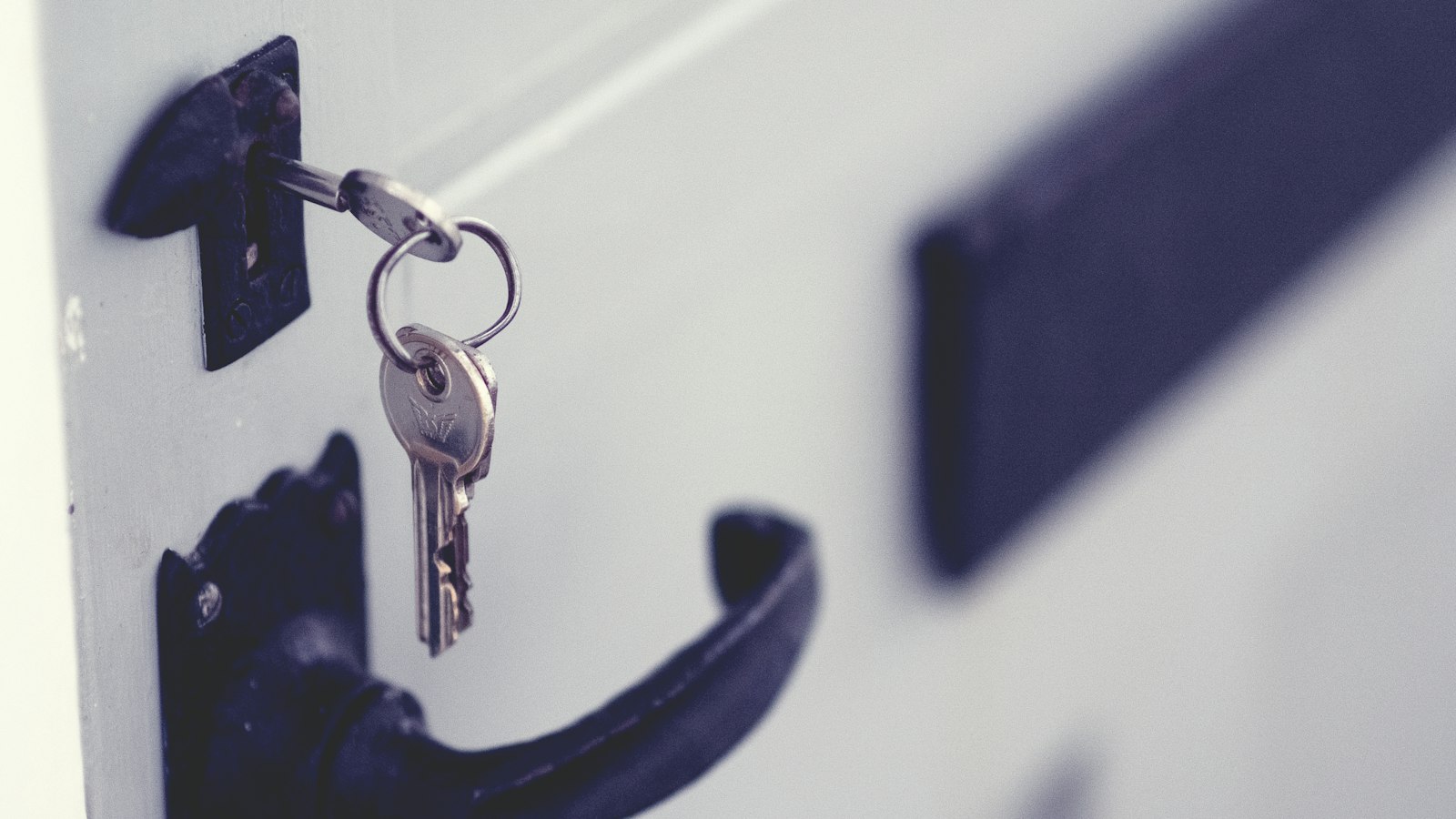 Clés laissées dans la serrure d'une porte : la perte d'un marché et le licenciement
