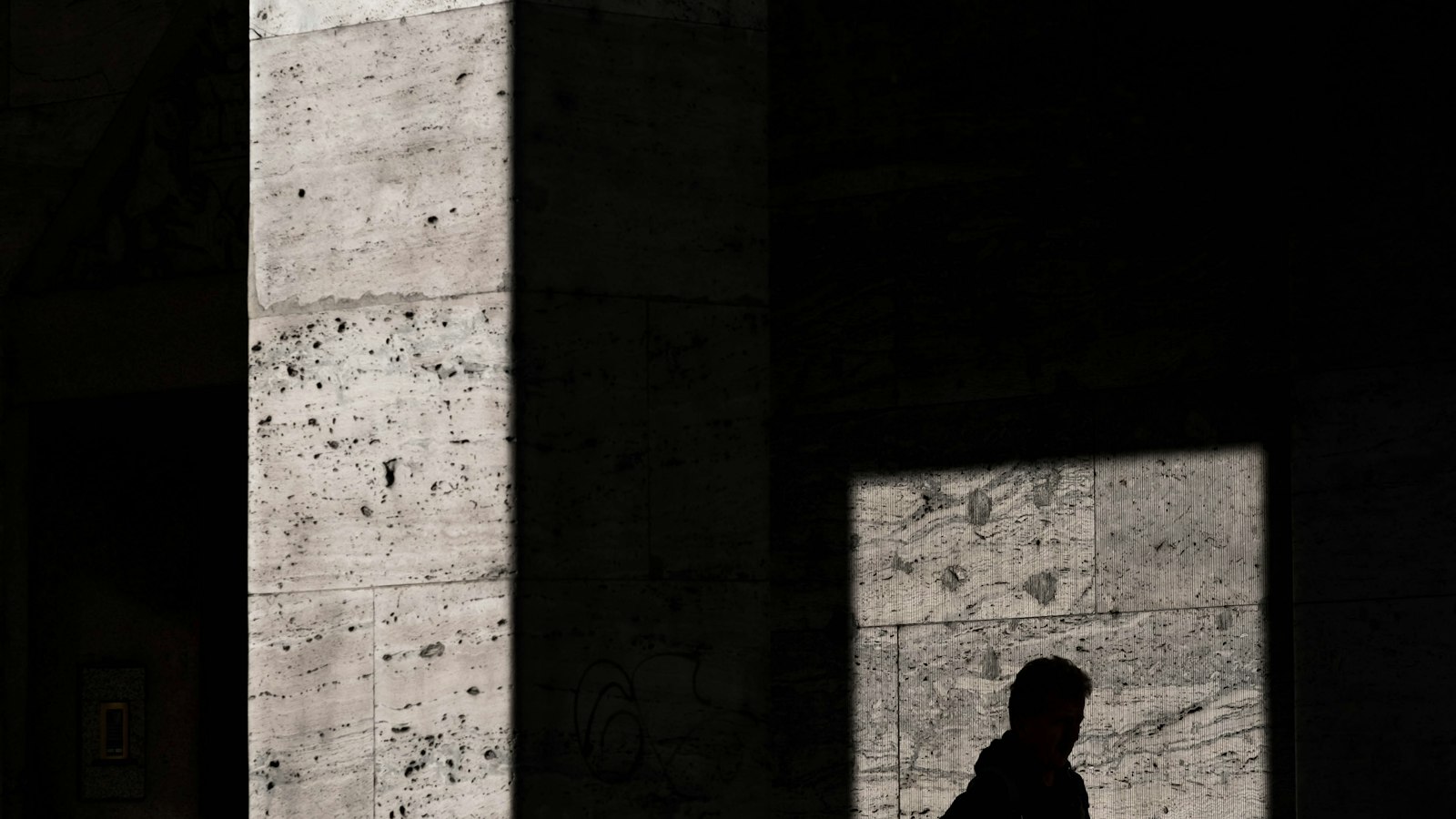 Silhouette dans l'ombre d'un portique : le travail dissimulé dans la sécurité privée