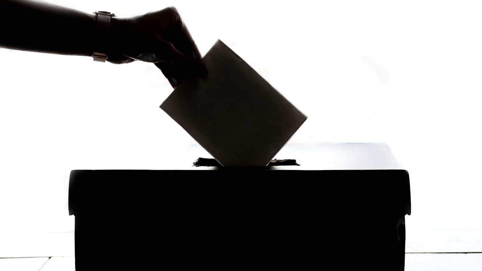 Main déposant un bulletin dans une urne : les élections professionnelles dans une entreprise de sécurité