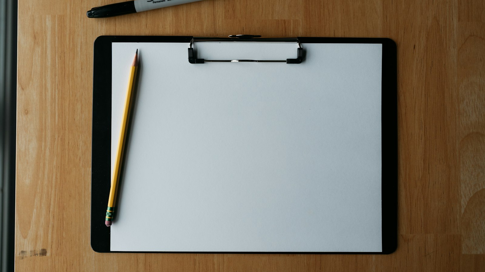 Porte-bloc avec feuille vierge et crayon : l'inspection du travail et l'entreprise de sécurité
