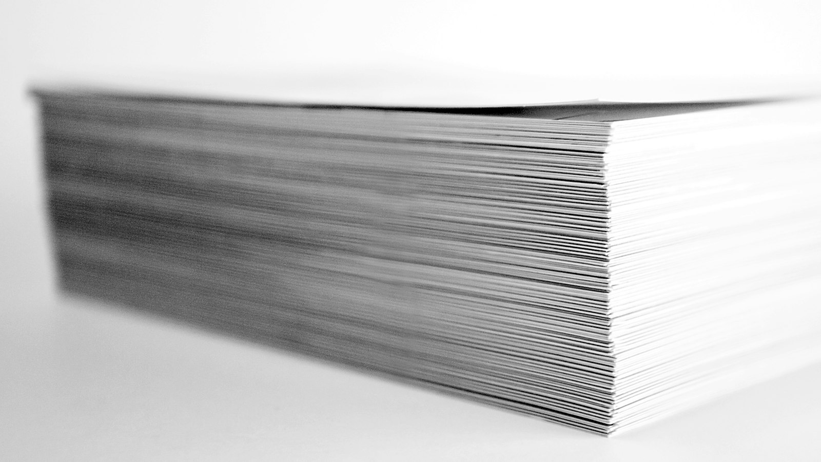 Pile de documents sur fond blanc : le contrôle Urssaf des entreprises de sécurité