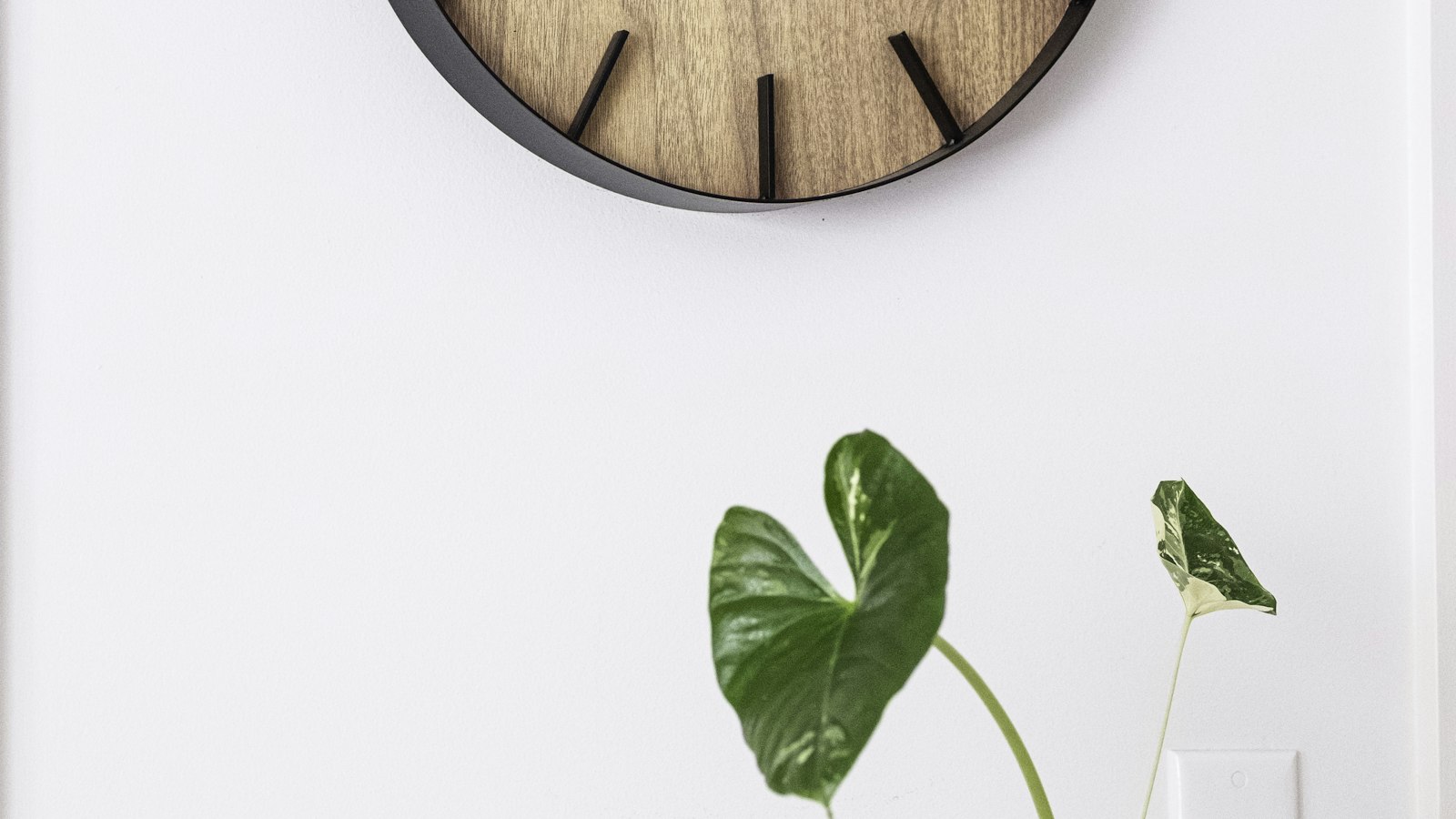 Horloge murale en bois sans chiffres : la durée minimale d'une période de travail