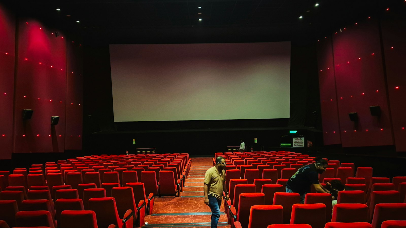 Salle de cinéma vide face au grand écran : la convention collective de l'exploitation cinématographique