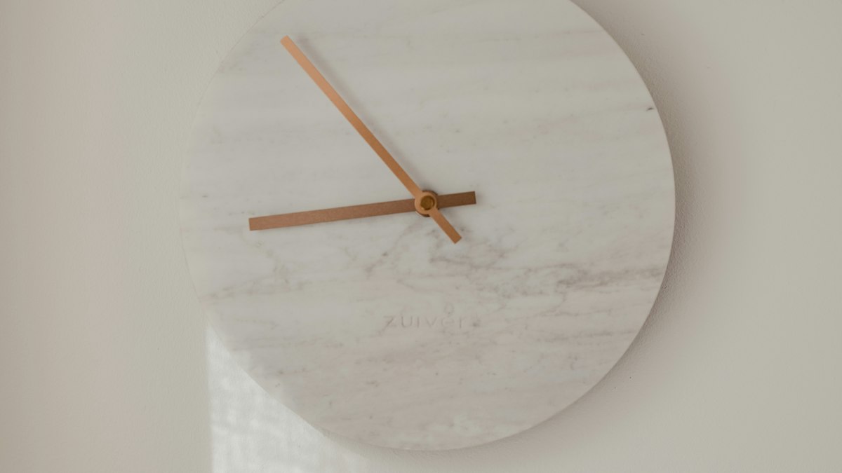 Horloge murale sur un mur uni : durée du travail dans une salle de cinéma