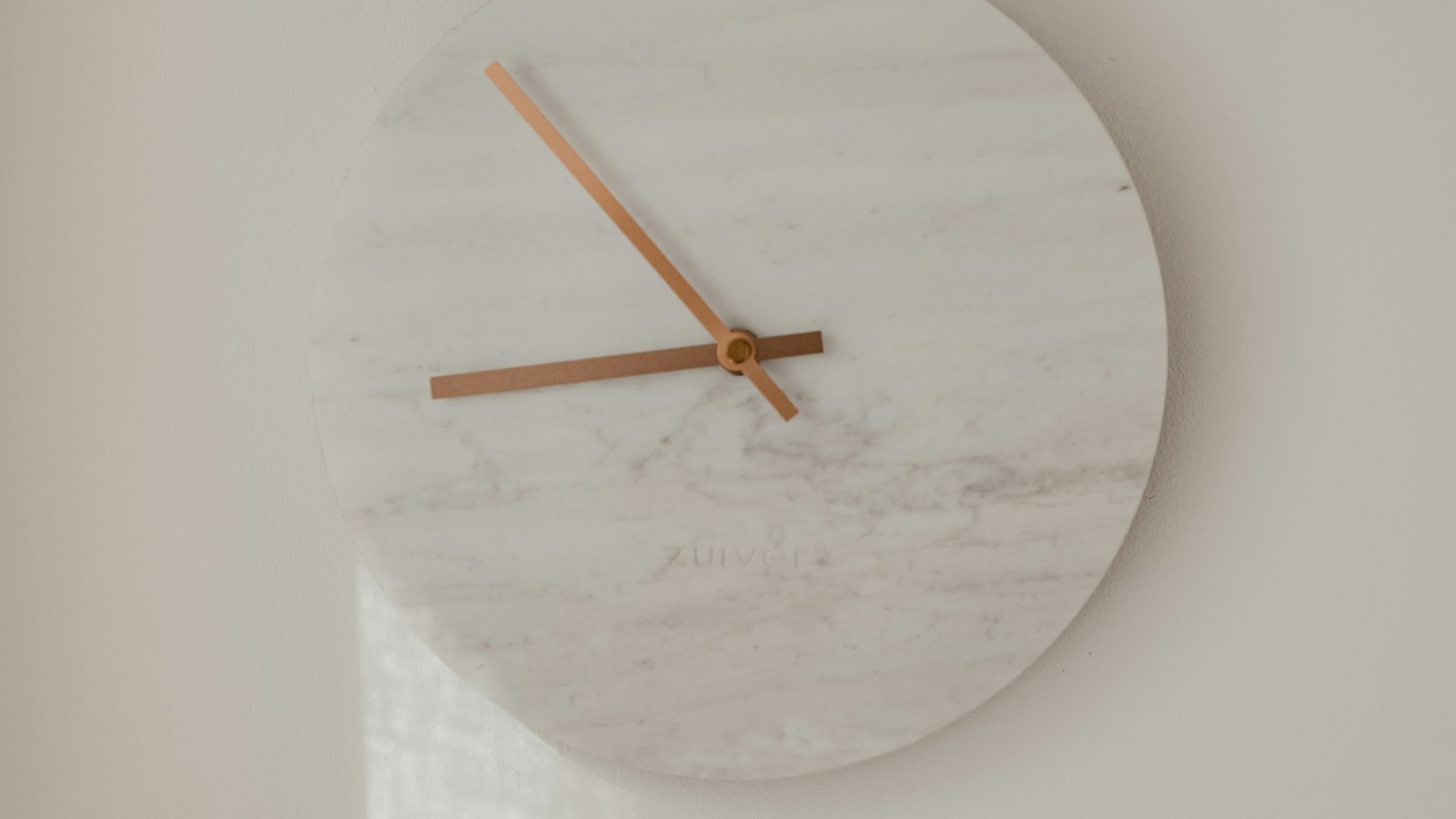 Horloge murale sur un mur uni : durée du travail dans une salle de cinéma