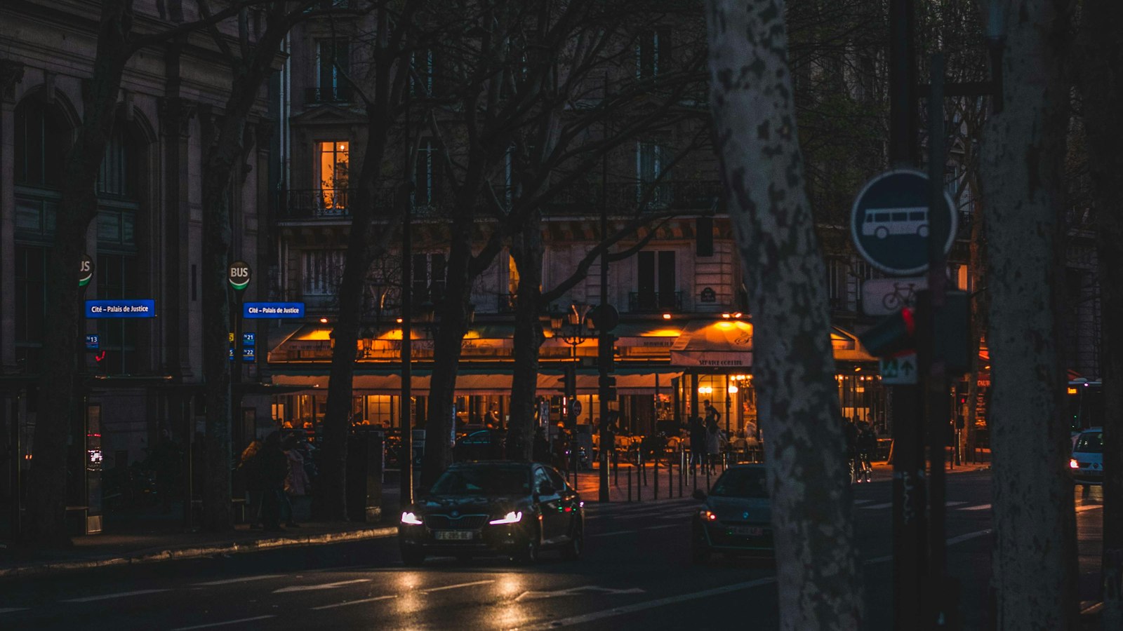 Lampadaire allumé dans une rue de Paris la nuit : le travail de nuit, le dimanche et les jours fériés en cinéma