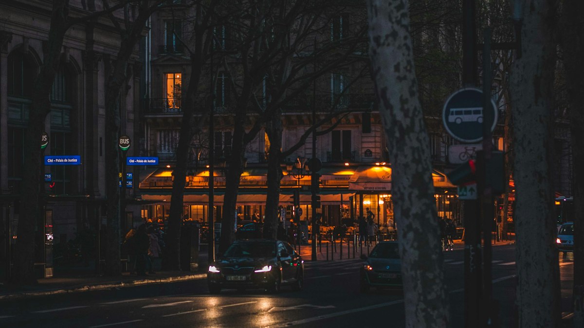 Lampadaire allumé dans une rue de Paris la nuit : le travail de nuit, le dimanche et les jours fériés en cinéma