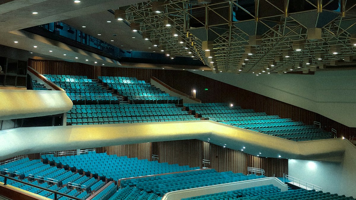 Grande salle vide à balcons : les restructurations des entreprises de cinéma