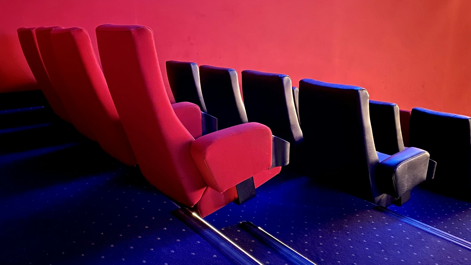 Fauteuils et escalier d'une salle de cinéma : la santé et la sécurité dans une salle de cinéma