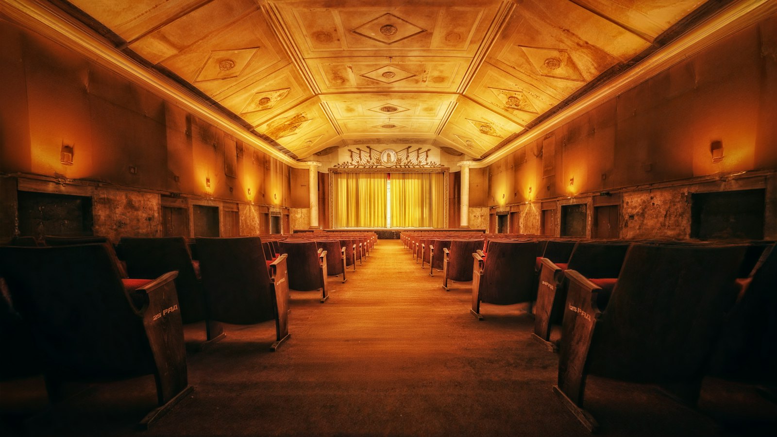 Salle de cinéma ancienne vide aux rangées de fauteuils : l'accompagnement du cabinet pour les exploitants de cinéma