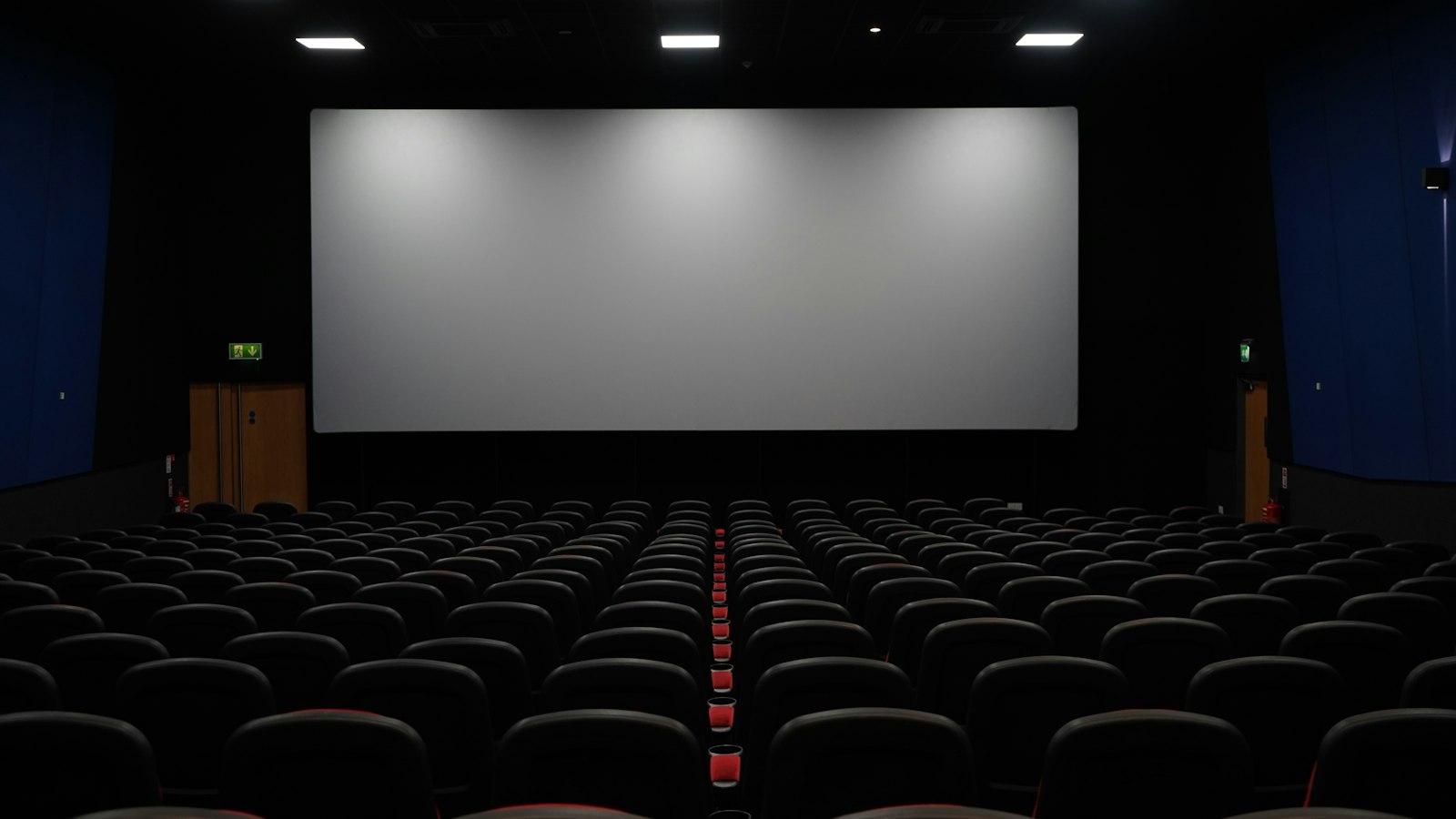 Rangées de fauteuils rouges et noirs : annualisation du temps de travail en cinéma