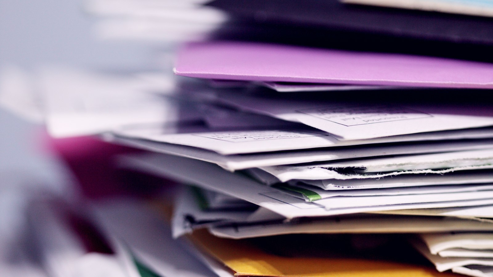 Pile de documents imprimés : les avenants de la branche, leur extension et leur date d'effet