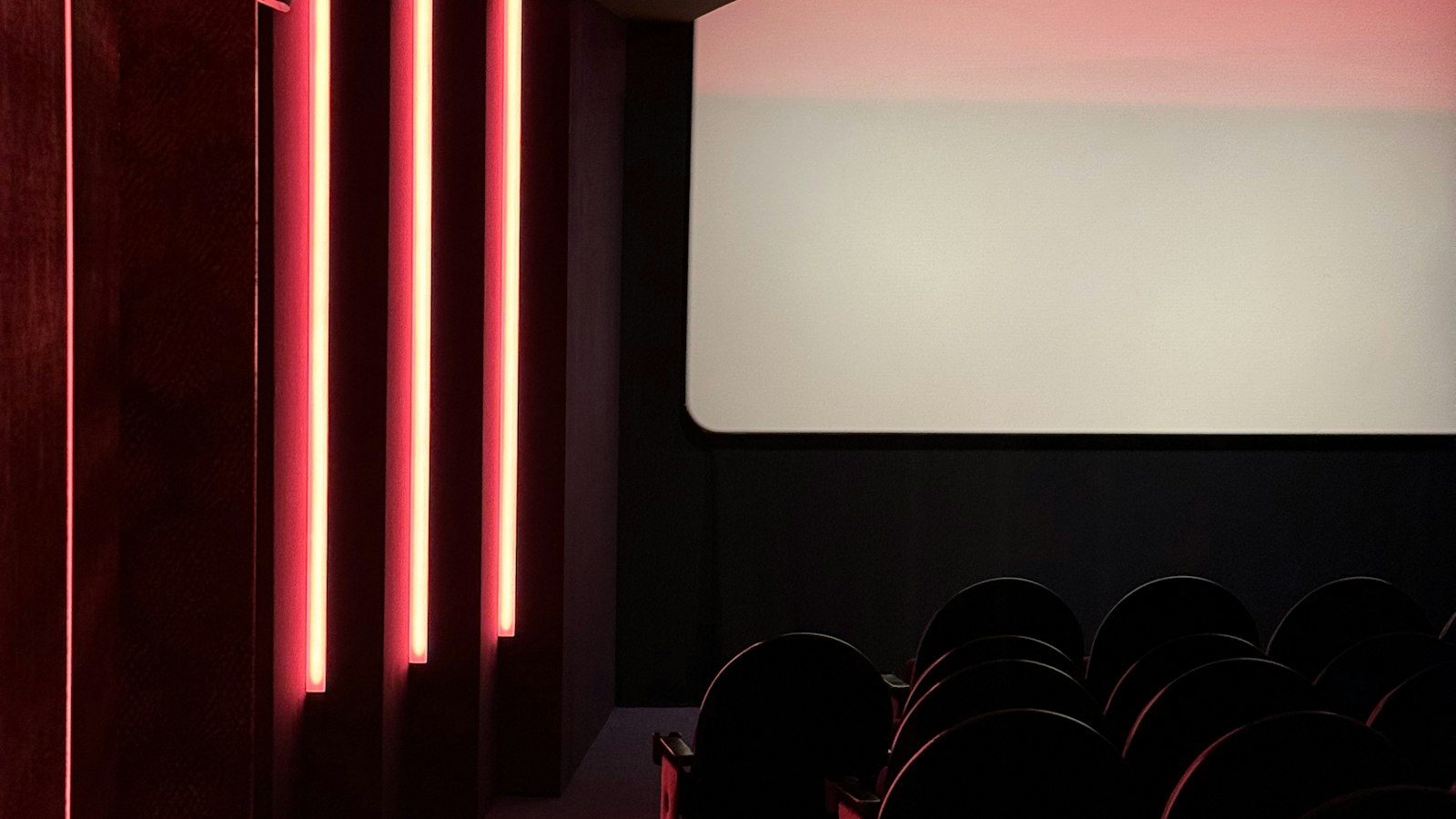 Salle de cinéma vide sous un éclairage rouge : congés pour événements familiaux et congé d'ancienneté