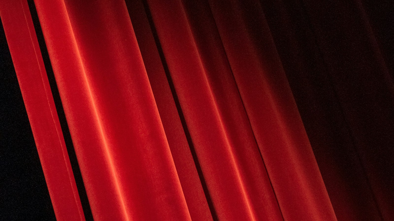 Rideau de velours rouge : départ et mise à la retraite d'un salarié de cinéma