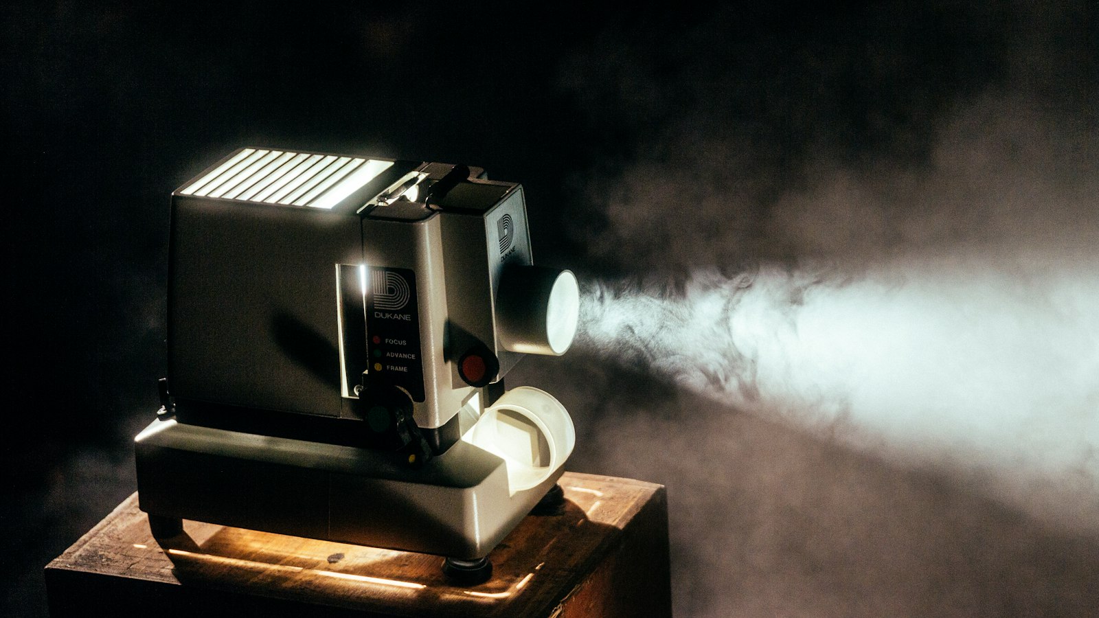 Projecteur en fonctionnement dans une cabine obscure : document unique et risques propres aux salles de cinéma