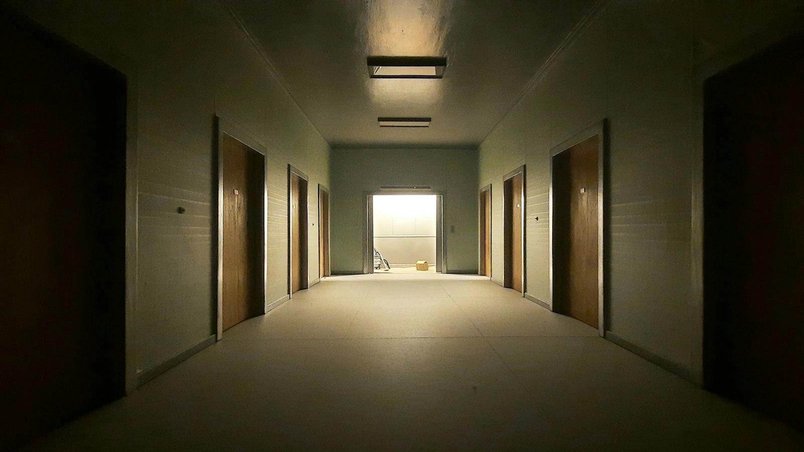 Long couloir sombre d'un cinéma : la faute grave d'un salarié de cinéma