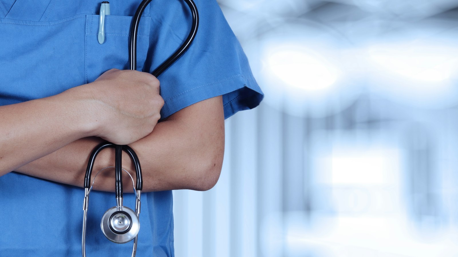Médecin en blouse portant un stéthoscope : inaptitude d'un salarié de cinéma