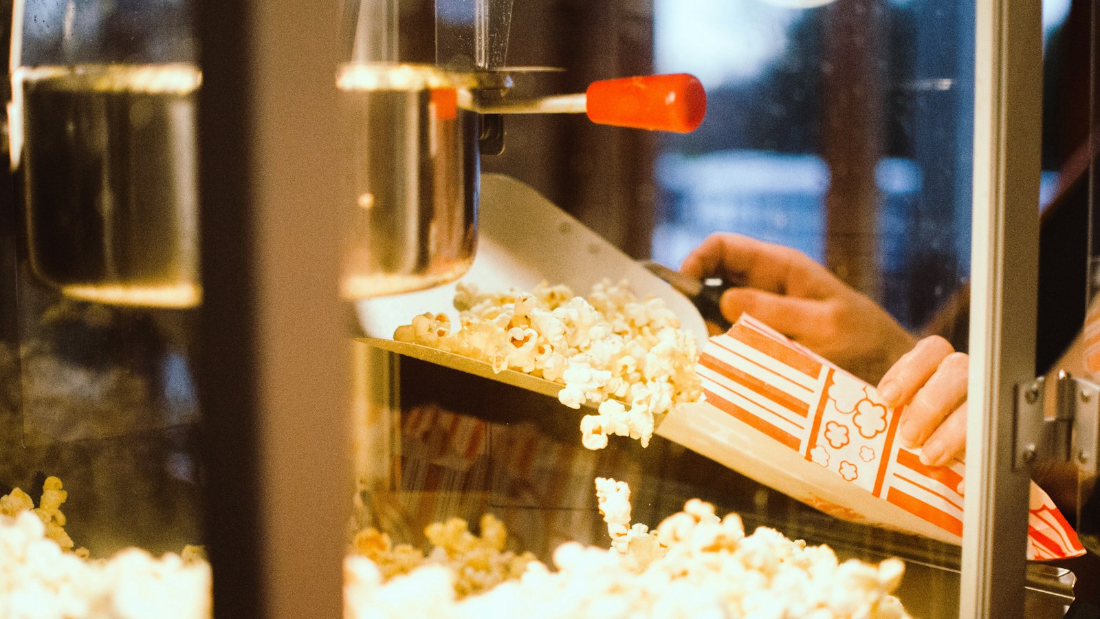 Pot de pop-corn tenu à la main : salarié mineur dans une salle de cinéma