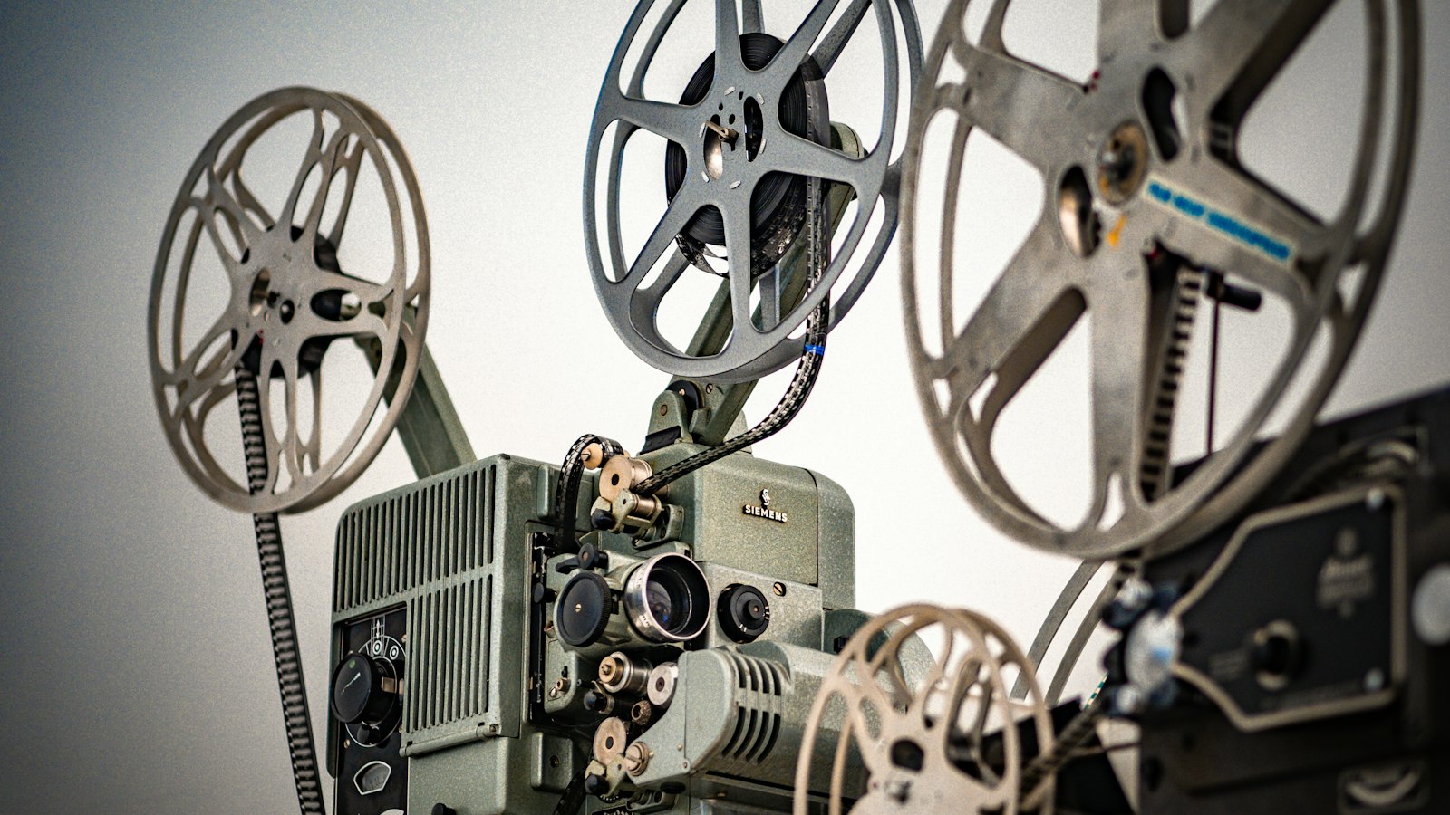 Gros plan d'un ancien projecteur de cinéma : la période d'essai en exploitation cinématographique