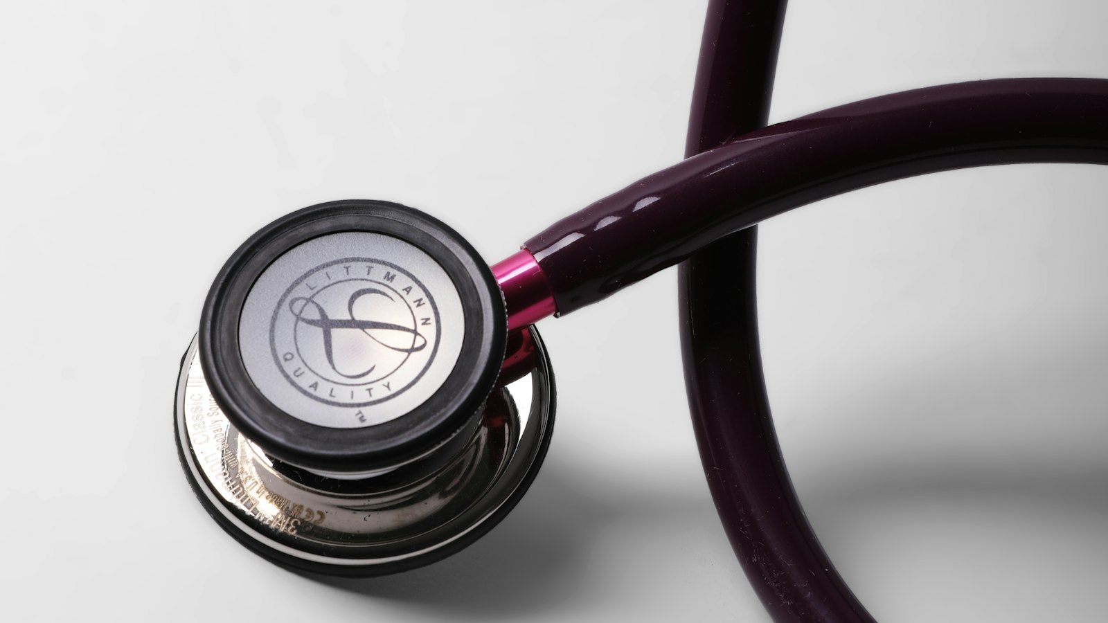 Stéthoscope bordeaux sur fond blanc : la prévoyance et les frais de santé dans l'exploitation cinématographique