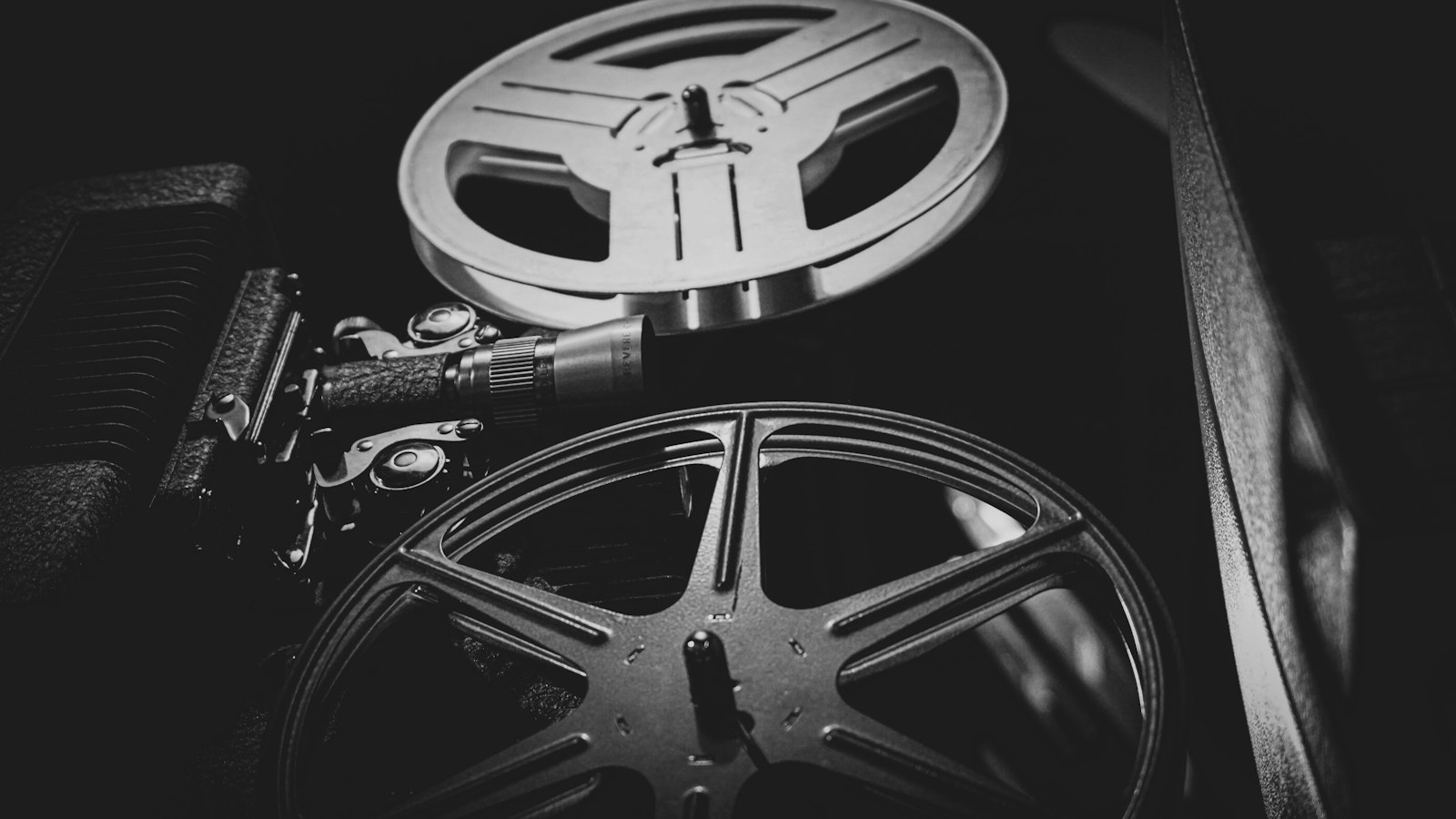 Projecteur de cinéma en noir et blanc : le projectionniste et le personnel de cabine