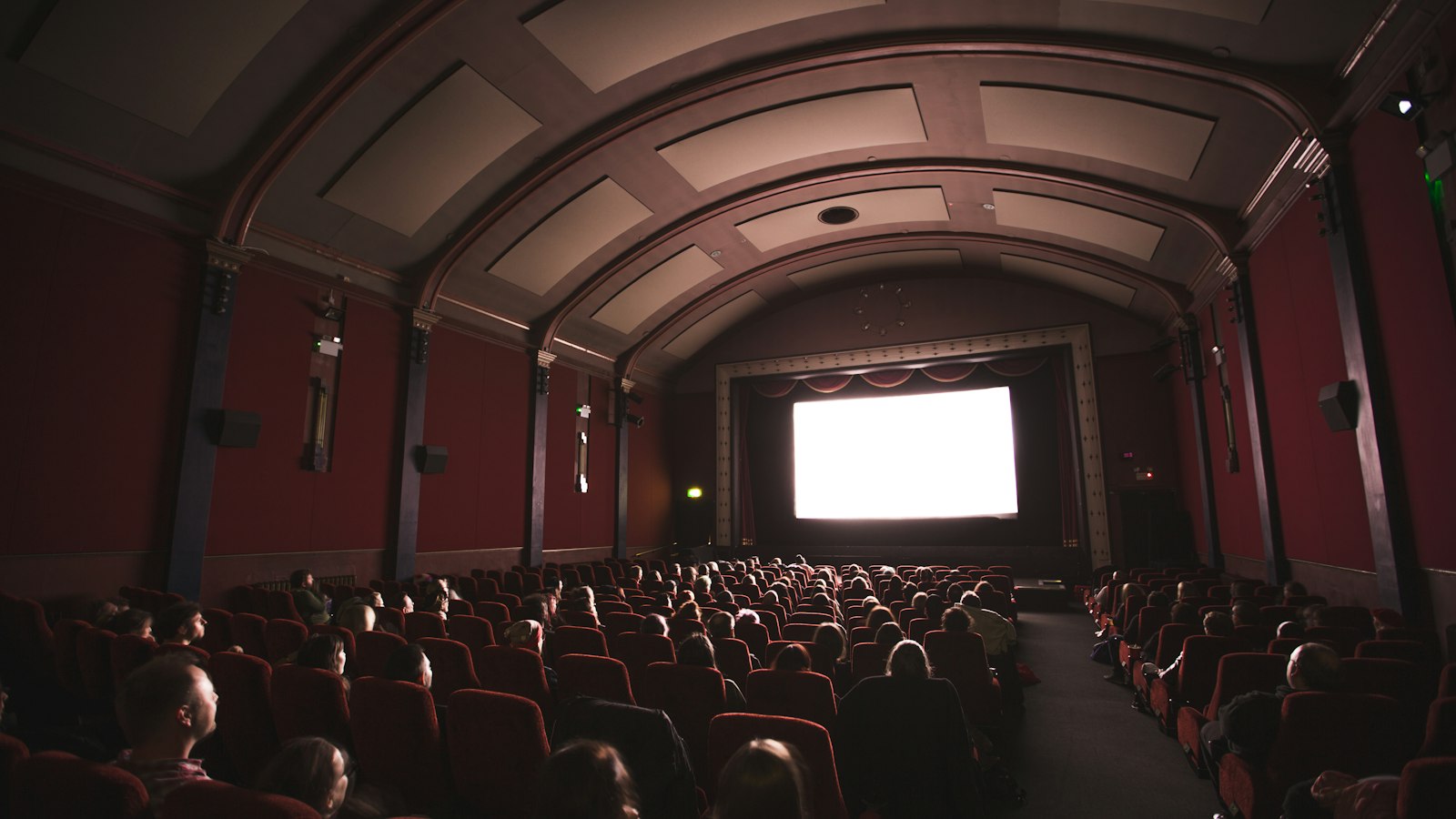 Public vu de dos face à l'écran d'une salle de cinéma : le temps partiel dans une salle de cinéma