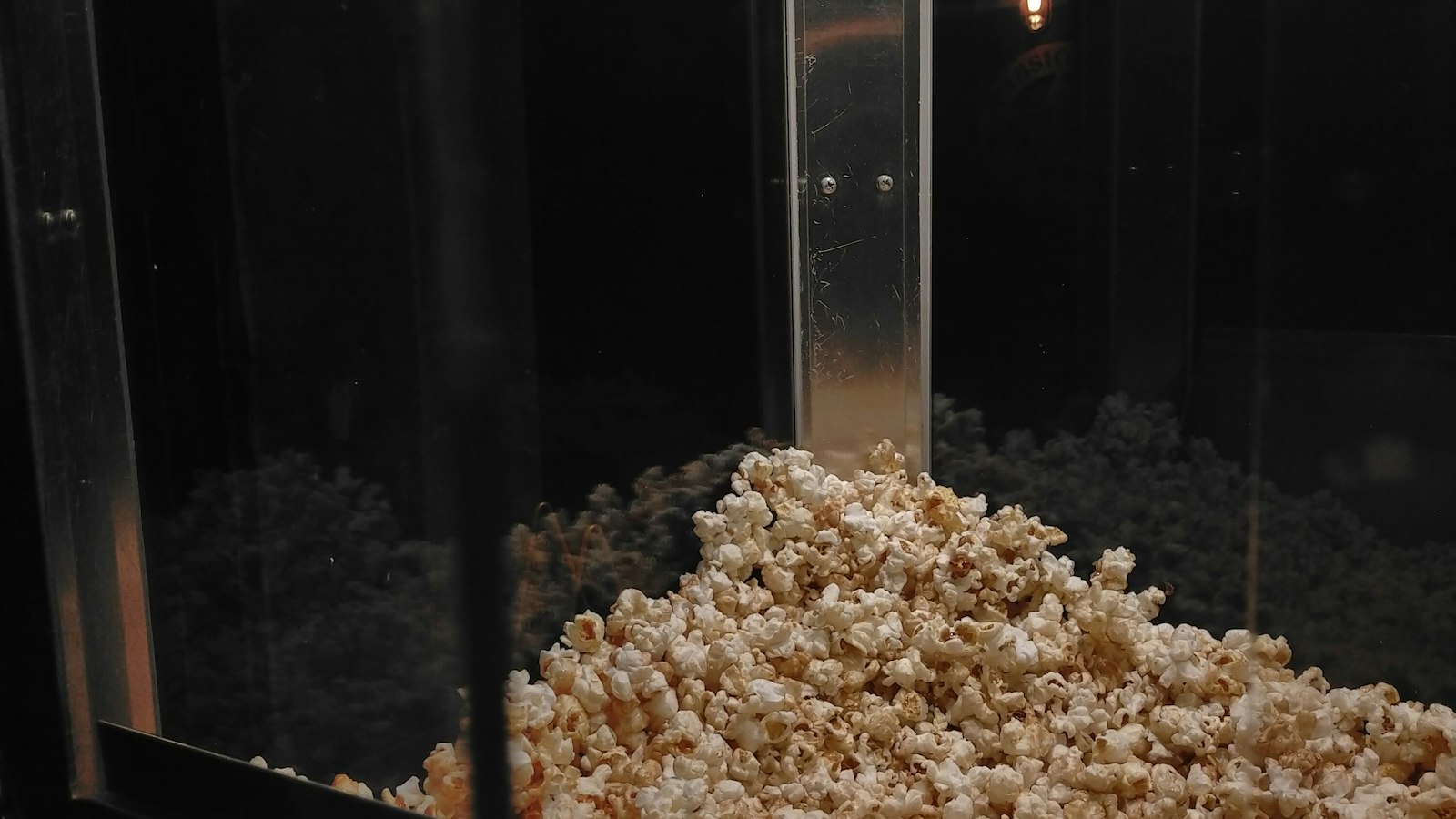Pop-corn dans la vitrine d'une machine de comptoir : l'étudiant salarié d'un cinéma