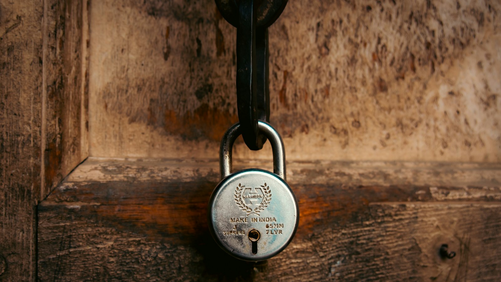 Cadenas fermant une vieille porte en bois : les écarts de caisse et le vol dans un cinéma