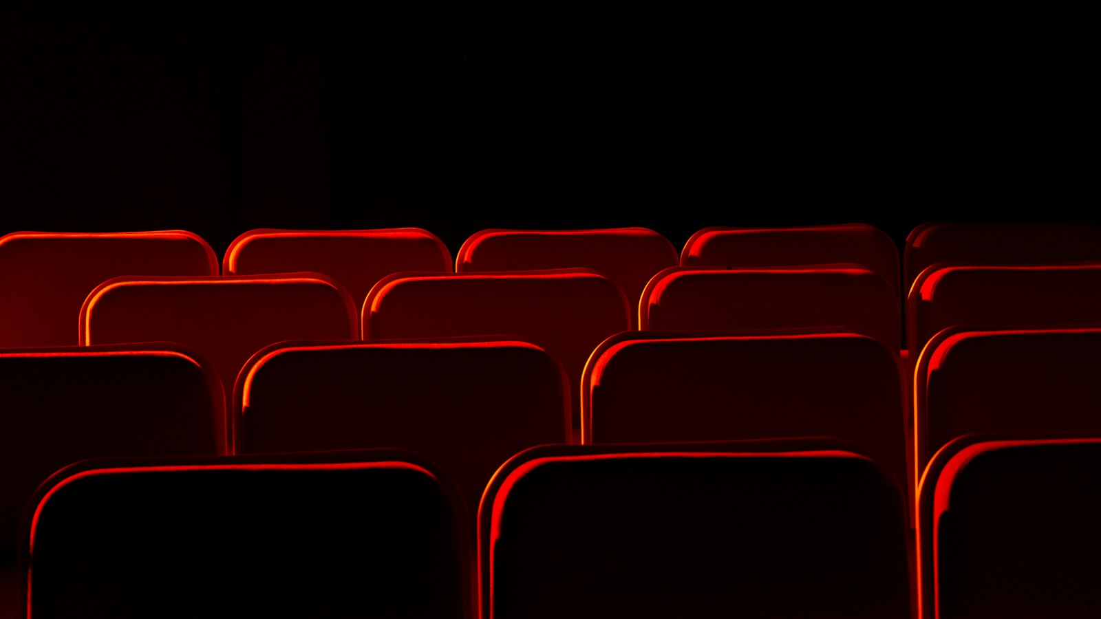 Rangées de fauteuils rouges dans l'obscurité : les élections du CSE dans un cinéma