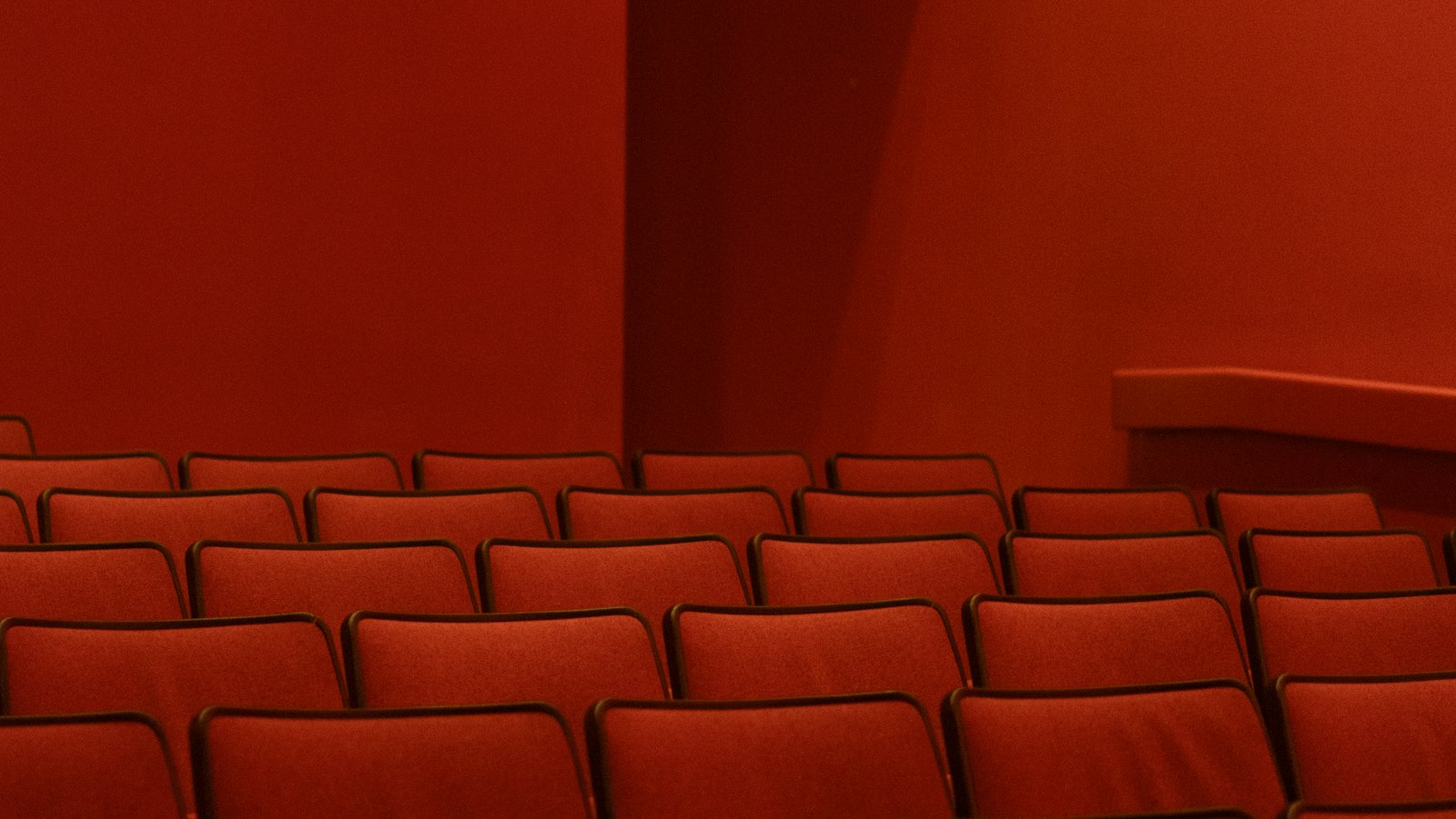 Salle aux fauteuils rouges et porte latérale : la sécurité incendie et l'évacuation d'une salle de cinéma