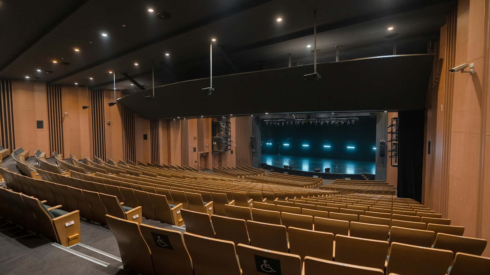 Salle vide aux sièges en bois : le contrôle Urssaf d'un cinéma