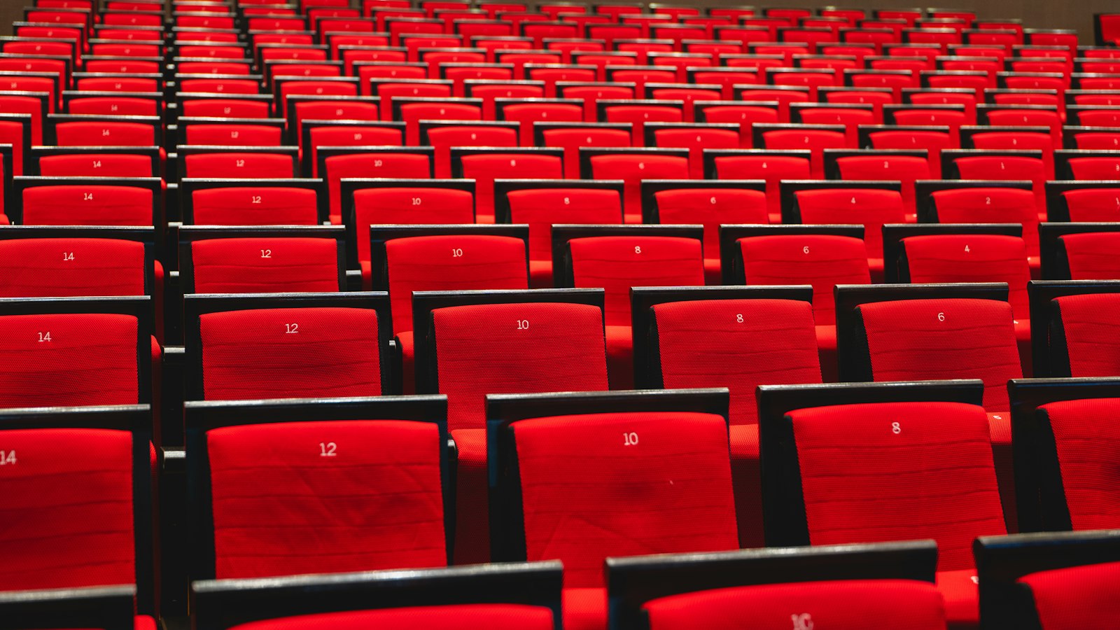 Rangées de fauteuils rouges en arc de cercle : le CSE et le dialogue social dans les cinémas