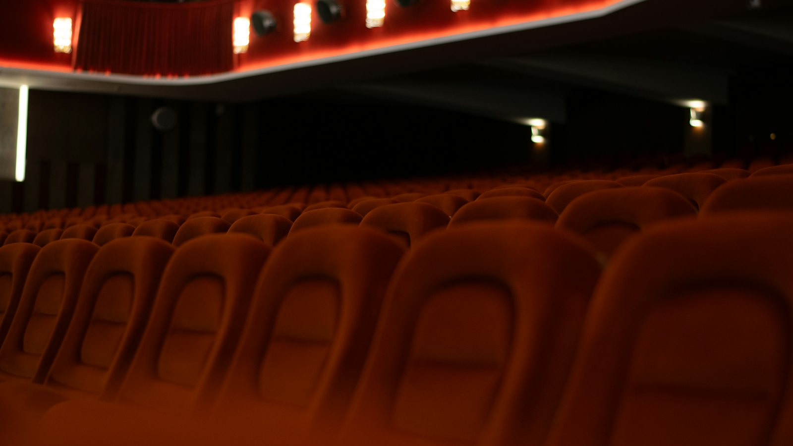 Fauteuils rouges vides sous des lumières tamisées : le contentieux prud'homal des exploitants de cinéma