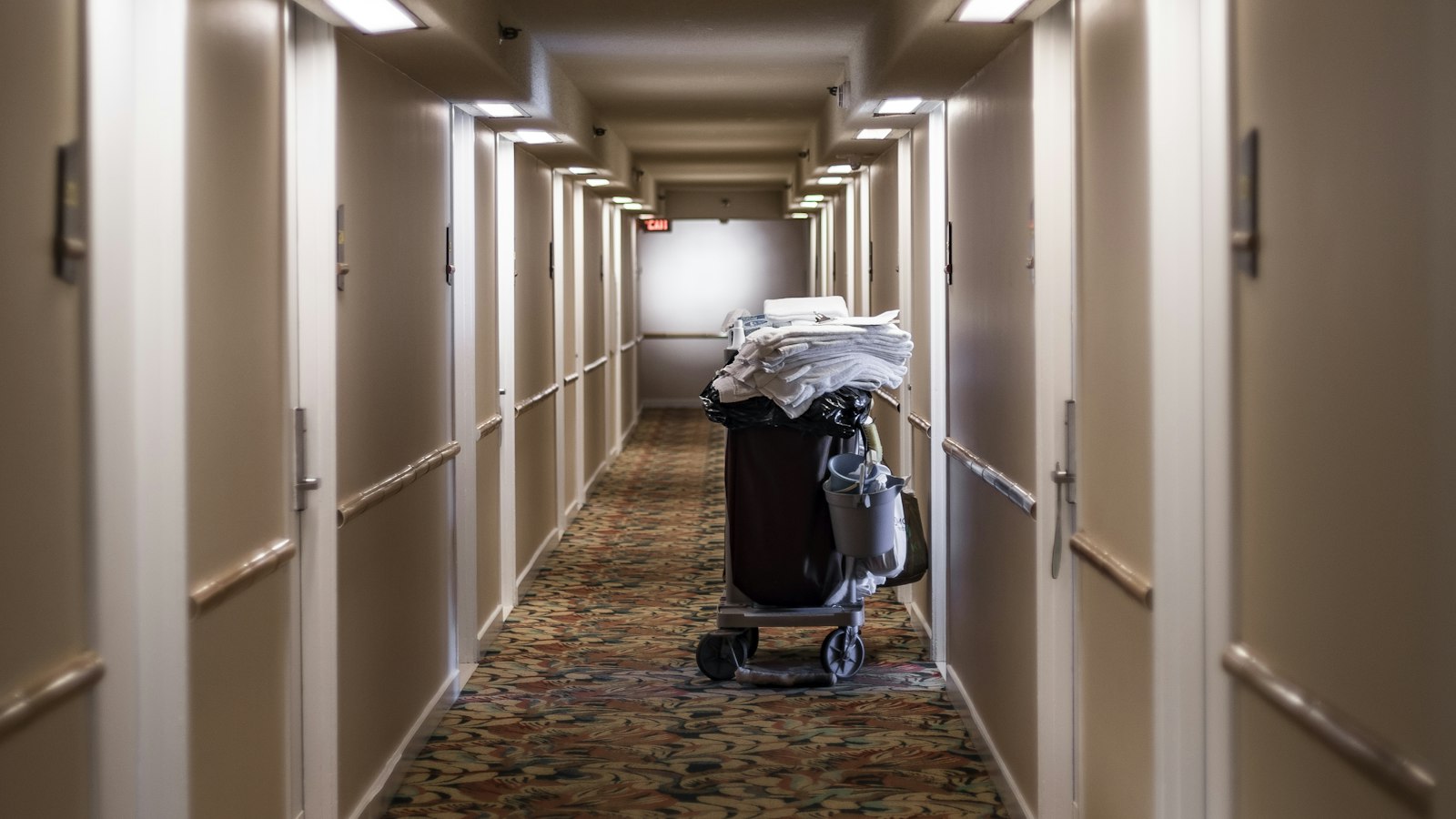 Chariot de ménage abandonné au fond d'un couloir : absences, abandon de poste et faute grave de l'agent de propreté