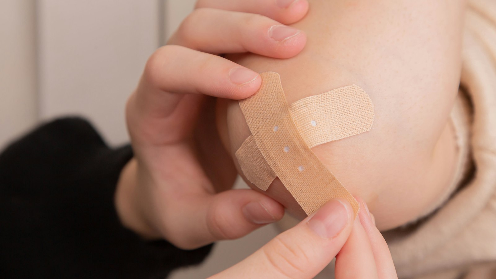 Pose d'un pansement adhésif sur un bras : l'accident du travail et l'inaptitude de l'agent de propreté