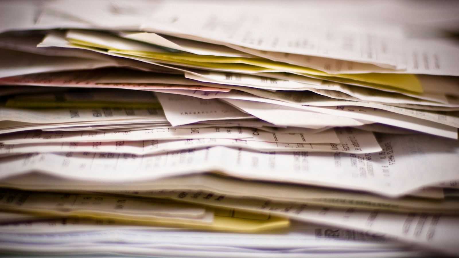 Pile de documents empilés en gros plan : les avenants de la branche de la propreté et leur extension