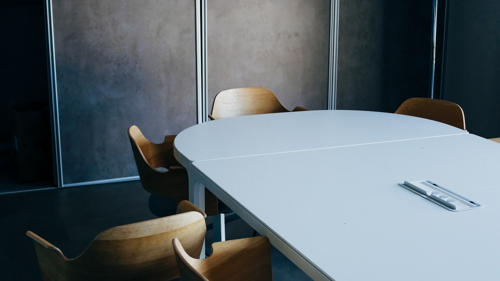 Salle de réunion vide avec une longue table blanche : l'accompagnement du cabinet pour les entreprises de propreté