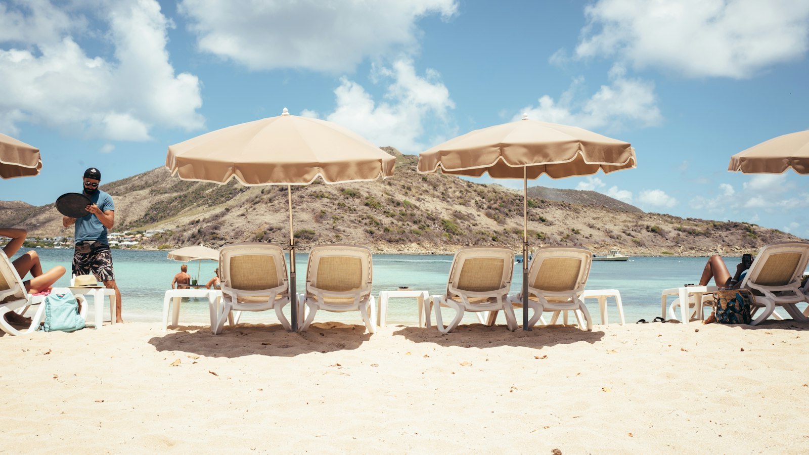 Transats et parasols sur une plage ensoleillée : les congés payés des agents de propreté