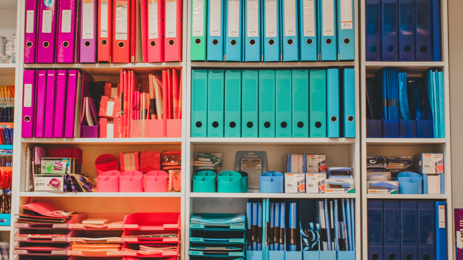 Classeurs rangés par couleur sur une étagère : la classification des emplois de la propreté
