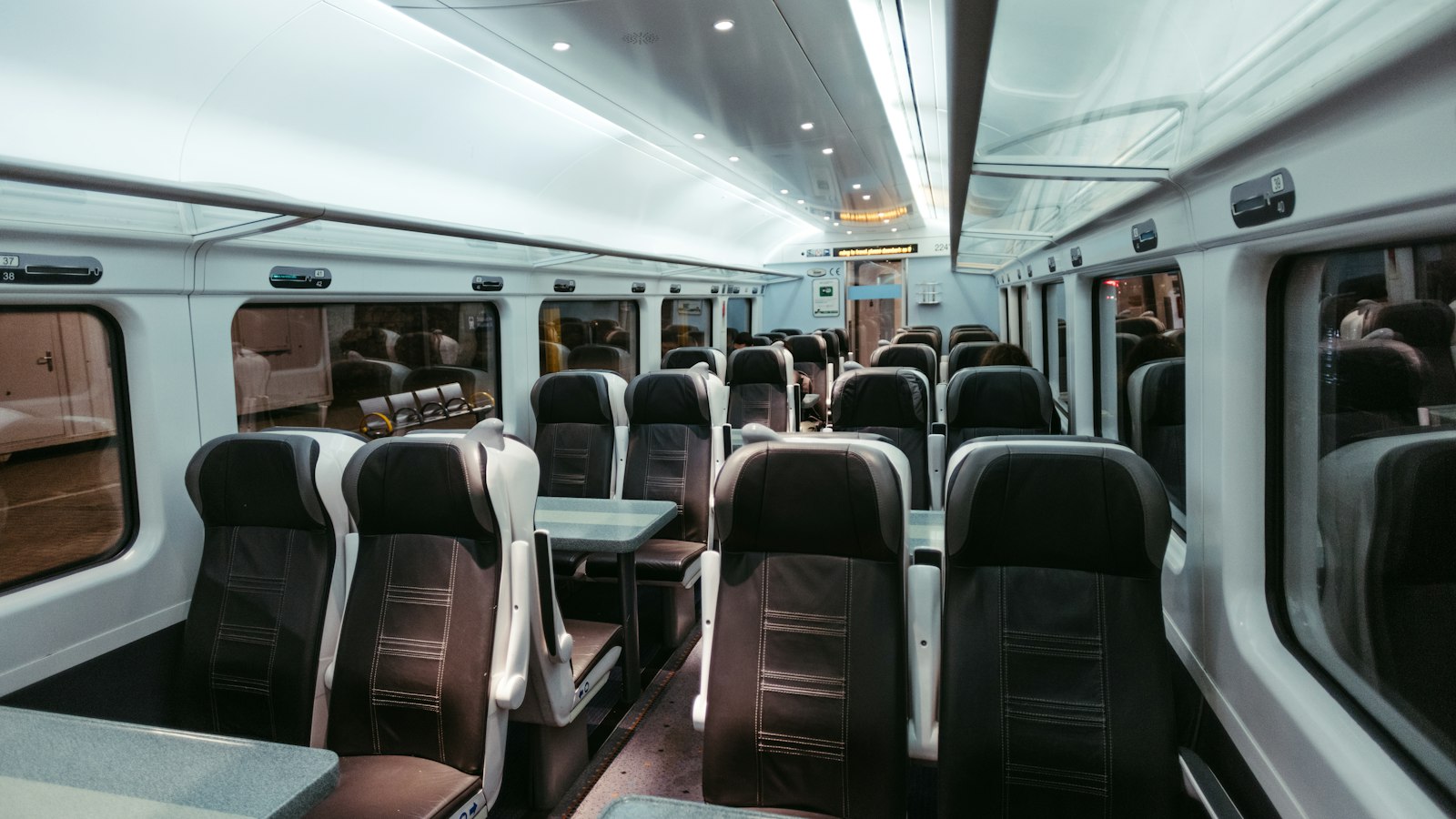 Voiture de train vide avec sièges et tablettes : les conventions voisines de la propreté