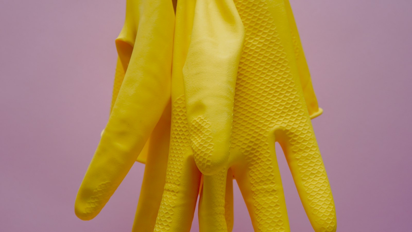 Gants de ménage suspendus : temps d'habillage et pauses de l'agent de propreté