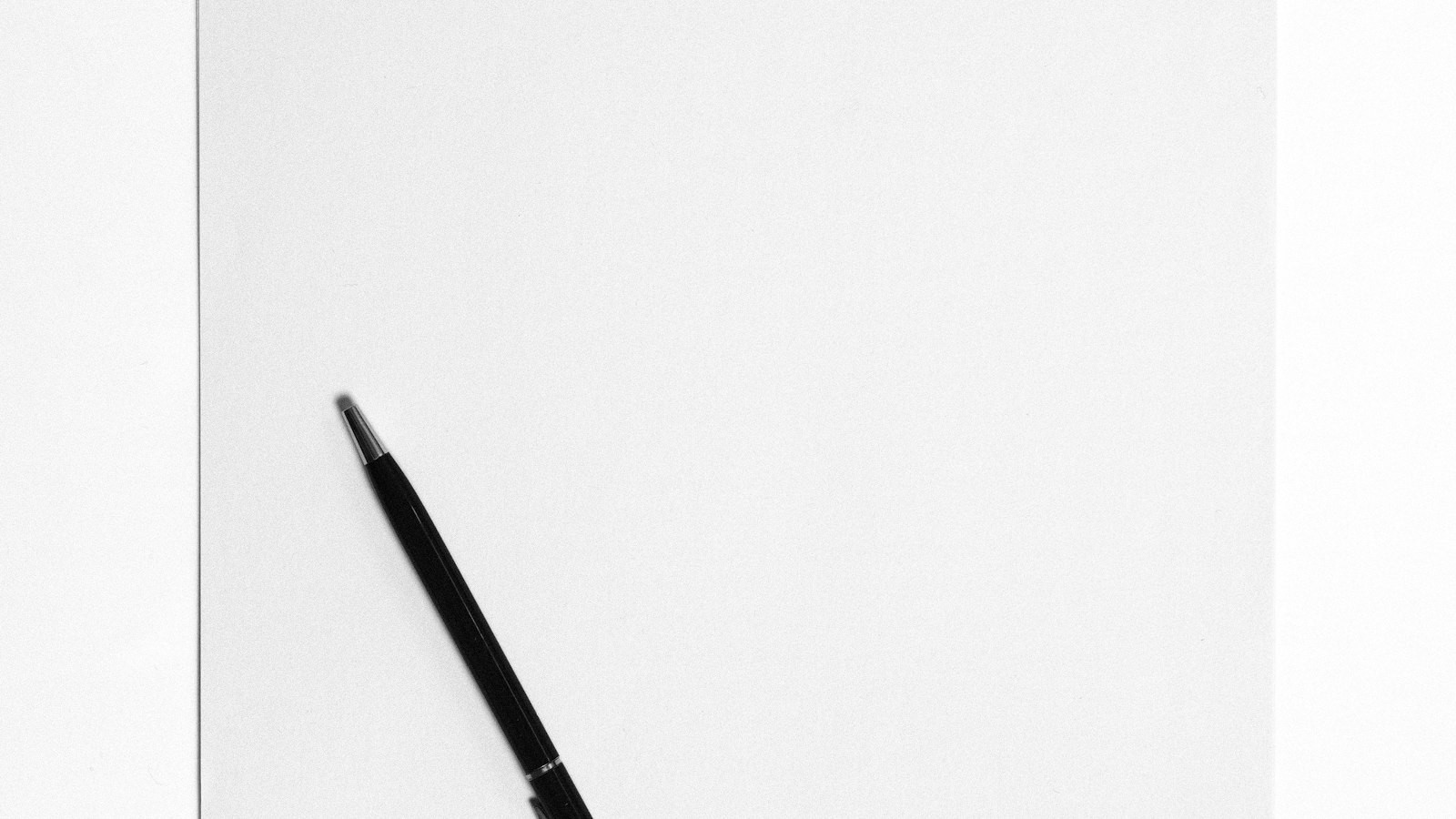 Stylo noir sur une feuille blanche : la durée minimale et le contrat de travail à temps partiel dans la propreté
