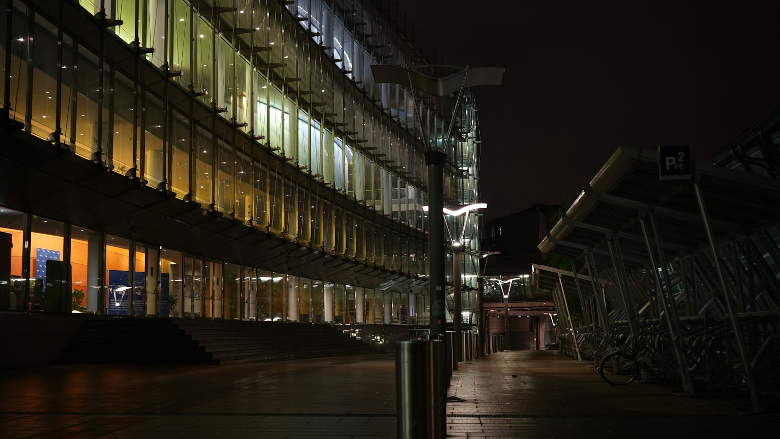 Immeuble de bureaux éclairé la nuit à Bruxelles : les horaires décalés et le travail de nuit dans la propreté