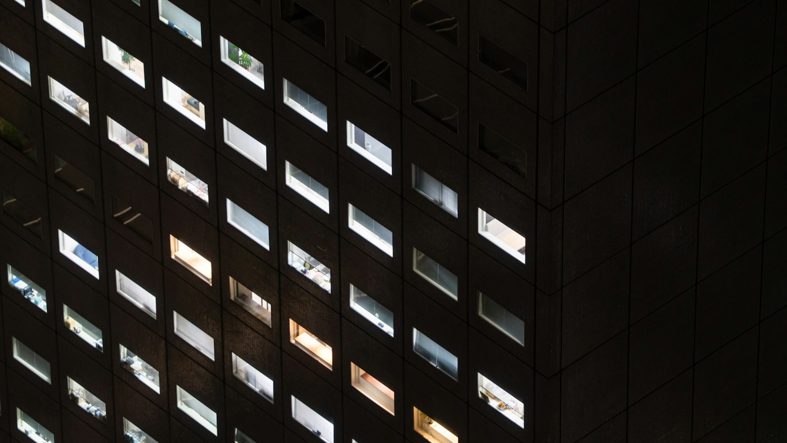 Fenêtres de bureaux éclairées la nuit : les heures complémentaires et les compléments d'heures dans la propreté