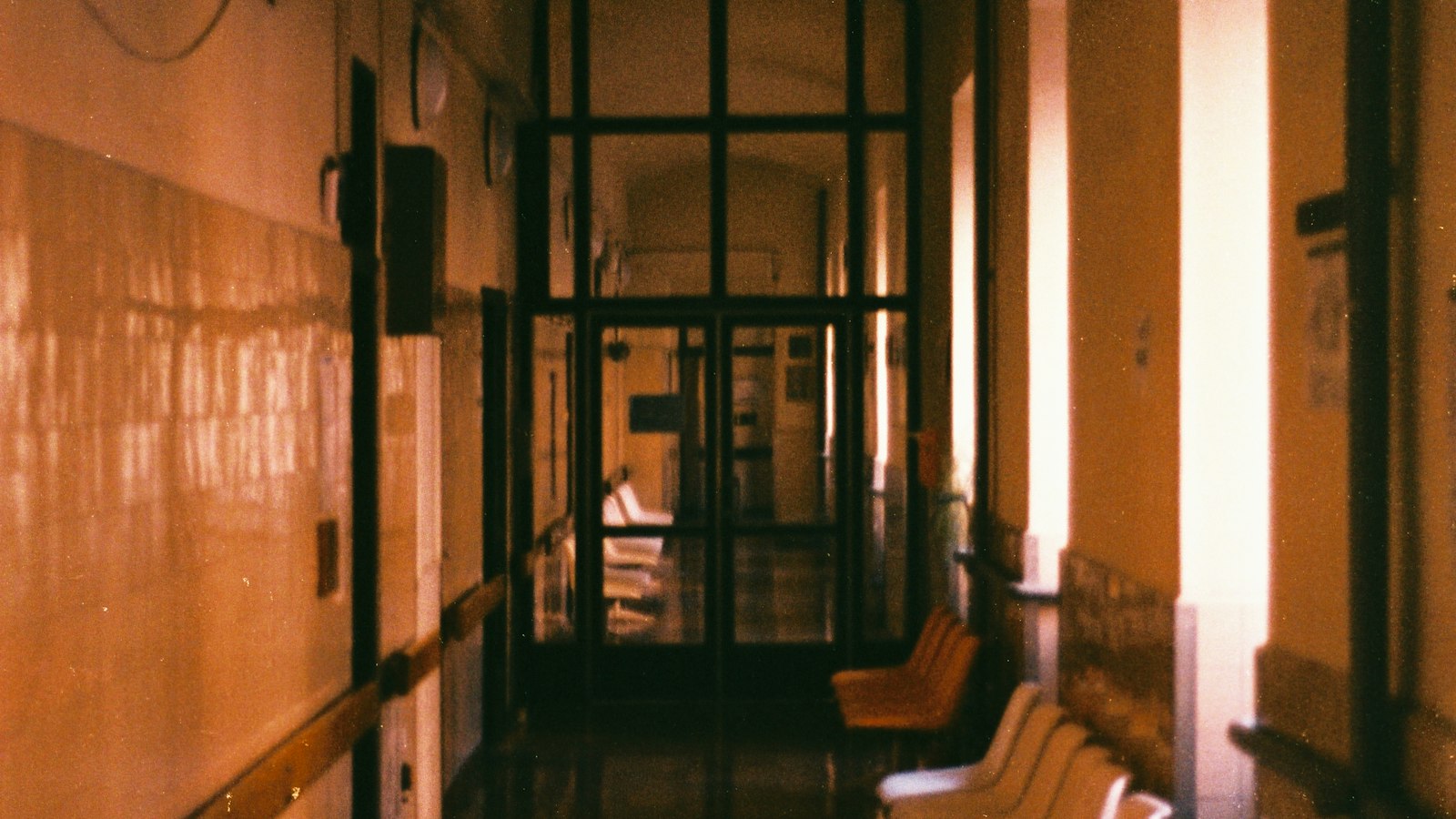 Couloir d'hôpital vide avec une rangée de chaises : la maladie et le maintien de salaire de l'agent de propreté