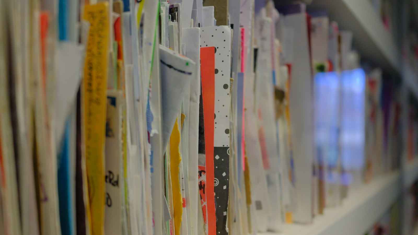 Documents rangés sur une étagère : inspection du travail dans une entreprise de propreté