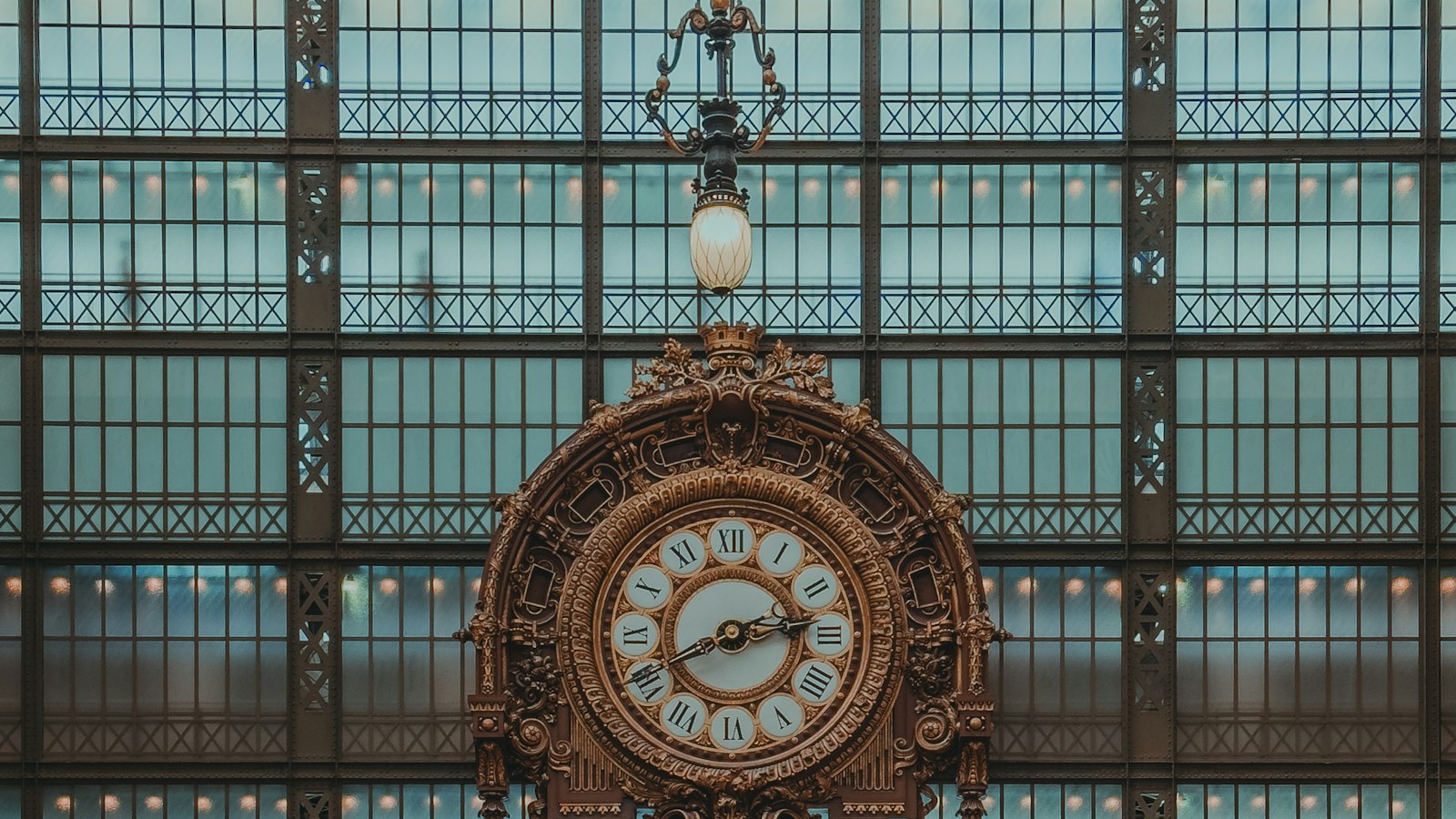 Horloge sous la verrière d'une ancienne gare parisienne : le planning et le décompte des heures dans la propreté