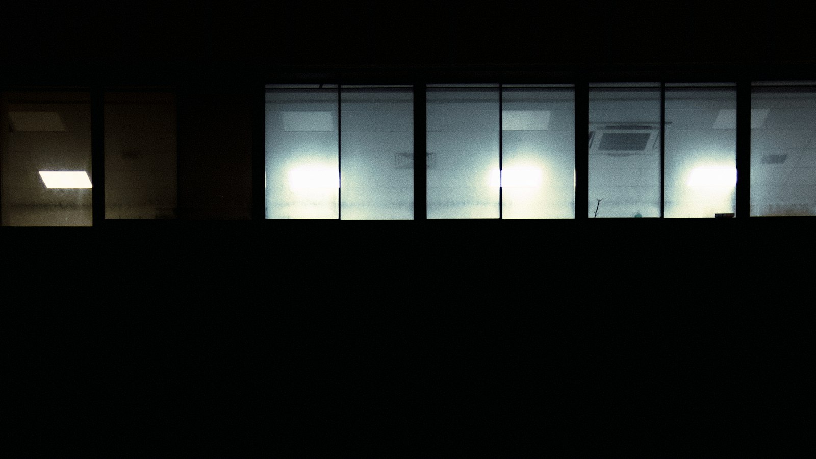 Fenêtres de bureaux éclairées la nuit : le travail dissimulé dans la propreté